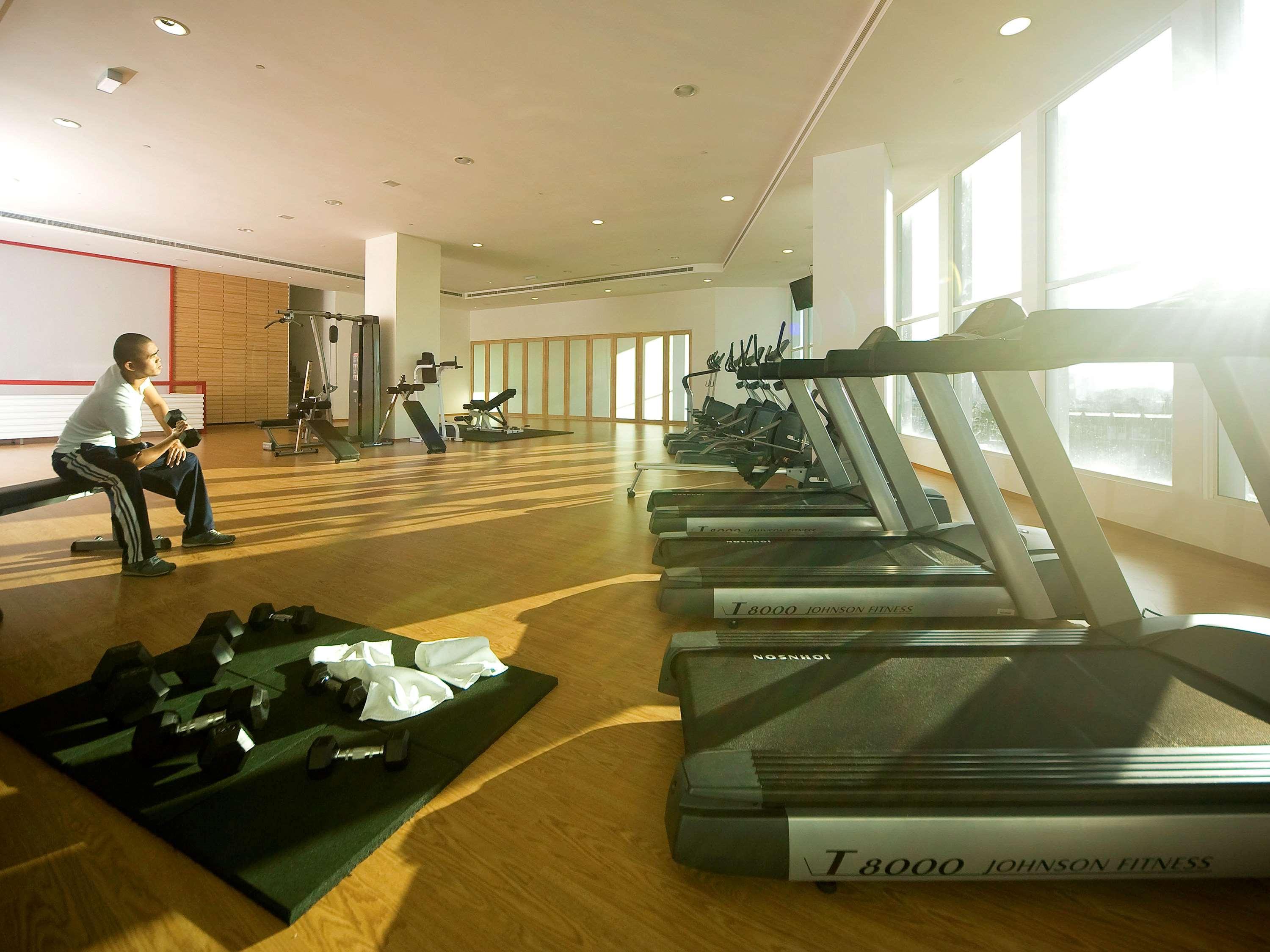 Pullman Kuching Hotel Kültér fotó The gym at the InterContinental