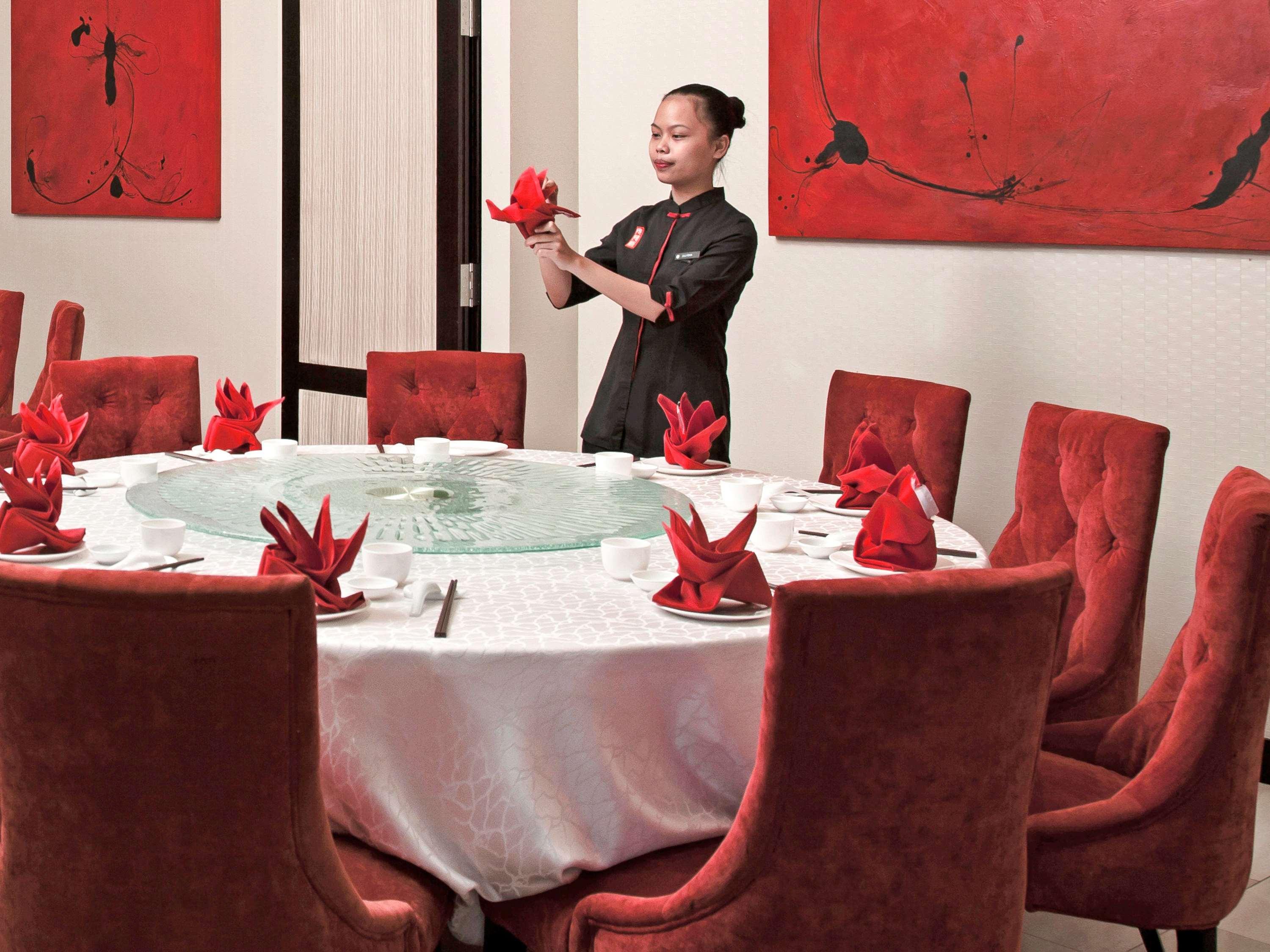 Pullman Kuching Hotel Kültér fotó A restaurant in Hanoi