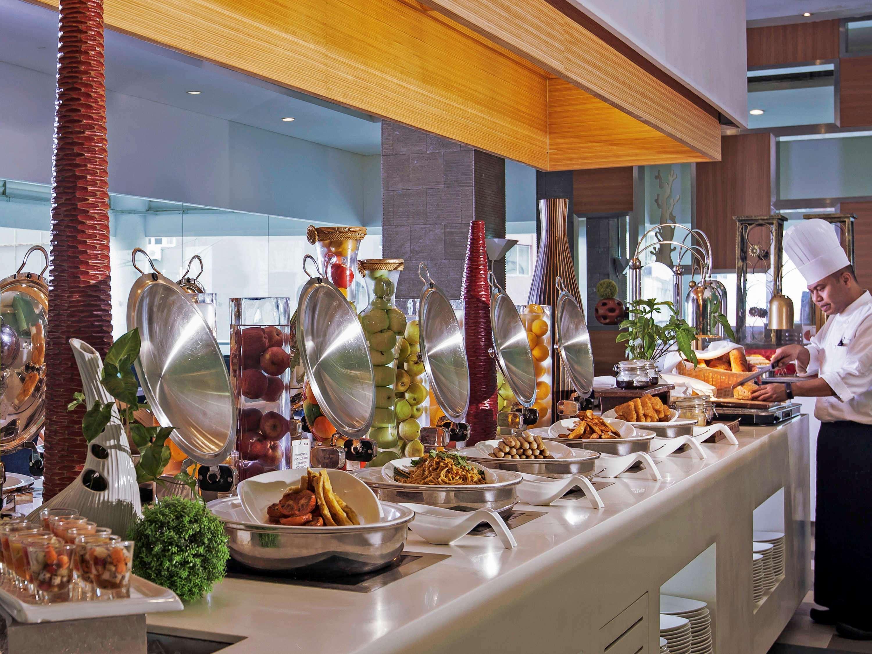 Pullman Kuching Hotel Kültér fotó A buffet at a hotel