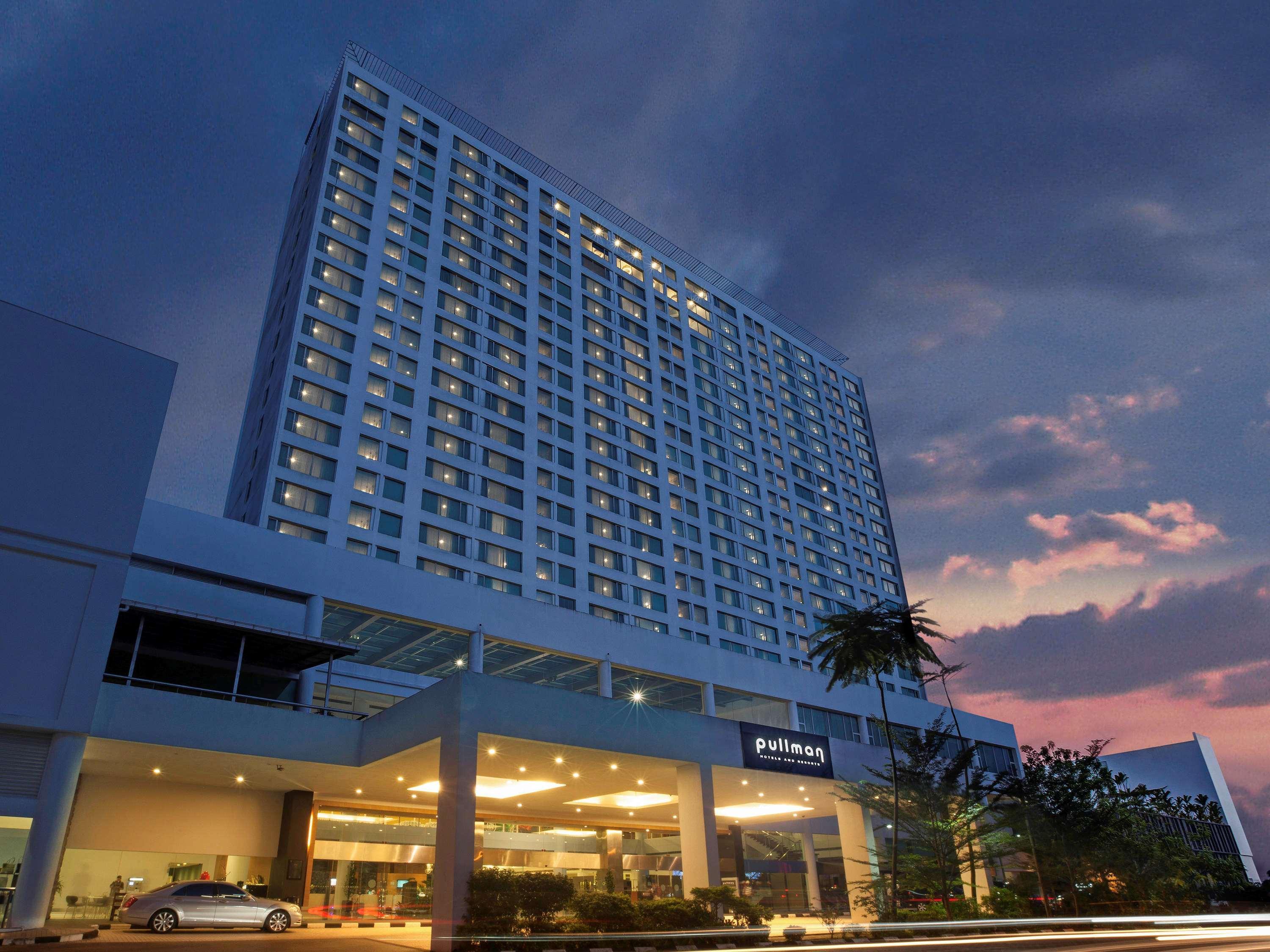 Pullman Kuching Hotel Kültér fotó The hotel at dusk