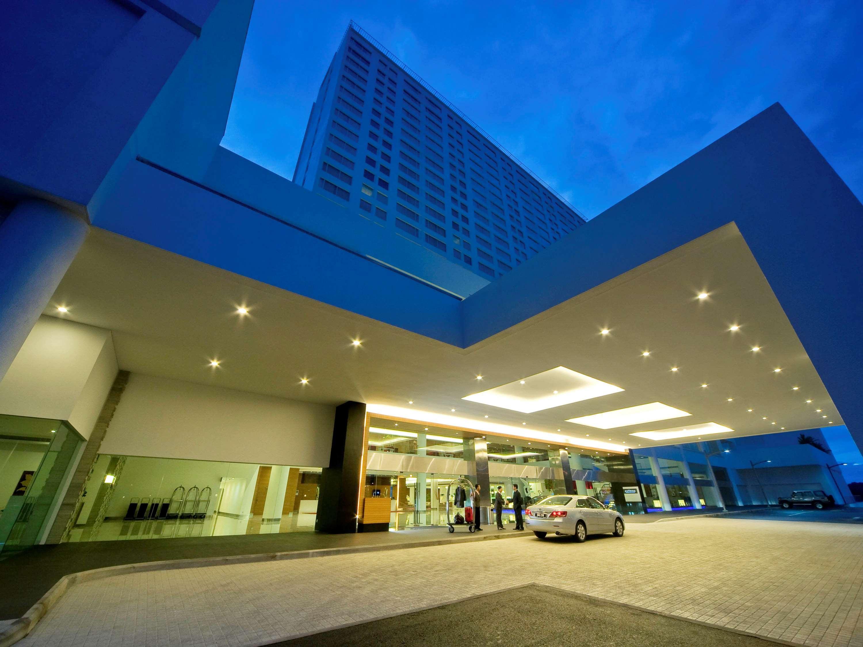 Pullman Kuching Hotel Kültér fotó The hotel's main entrance
