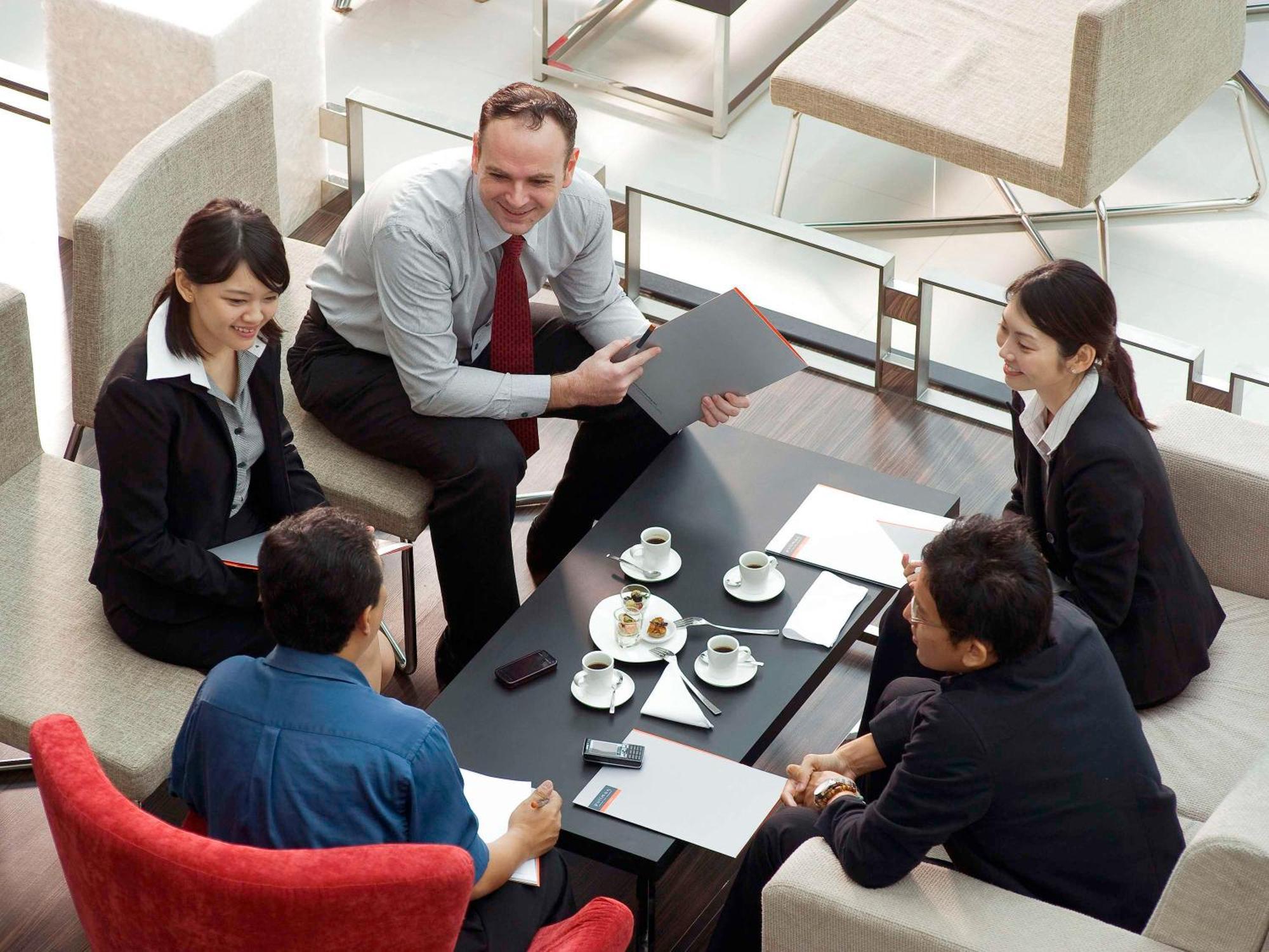 Pullman Kuching Hotel Kültér fotó A team of businesspeople