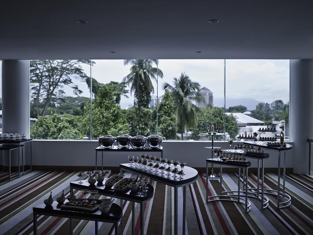 Pullman Kuching Hotel Kültér fotó The interior of the restaurant