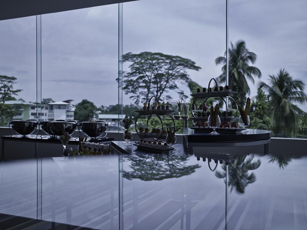 Pullman Kuching Hotel Kültér fotó The interior of the National Museum of Singapore