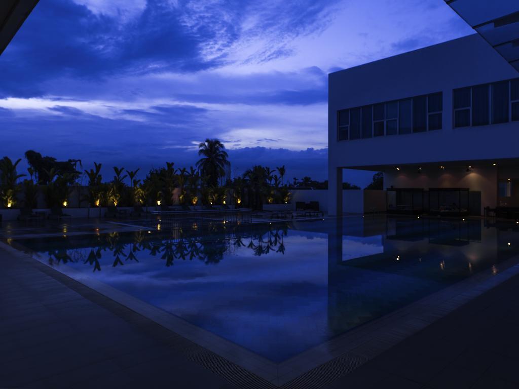 Pullman Kuching Hotel Kültér fotó The pool at the hotel