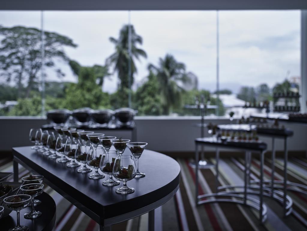 Pullman Kuching Hotel Kültér fotó The bar at the 101 bar