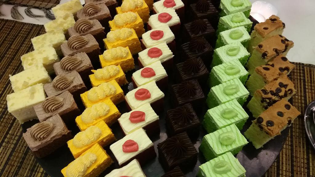 Pullman Kuching Hotel Kültér fotó Petit fours