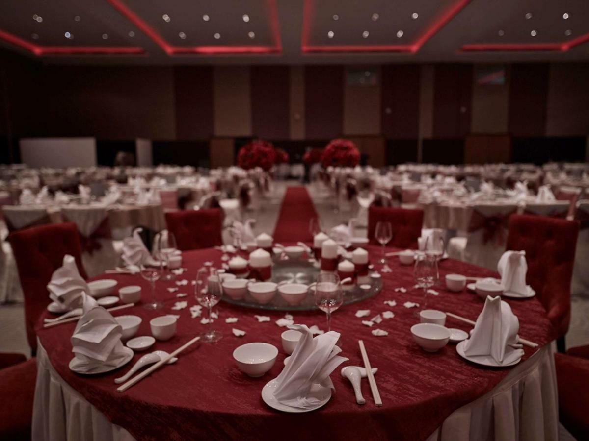 Pullman Kuching Hotel Kültér fotó A typical table setting at a Chinese wedding banquet