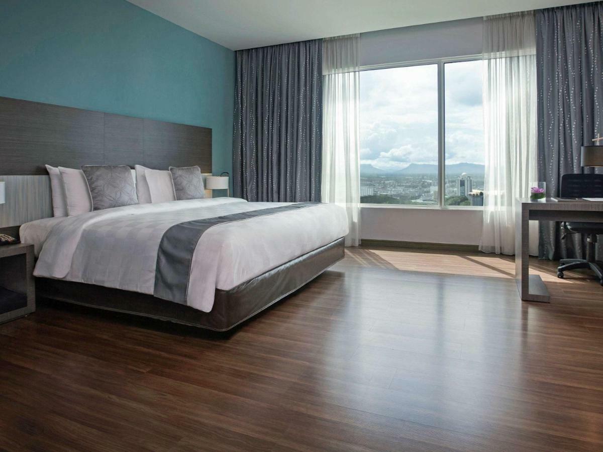 Pullman Kuching Hotel Kültér fotó A typical hotel room